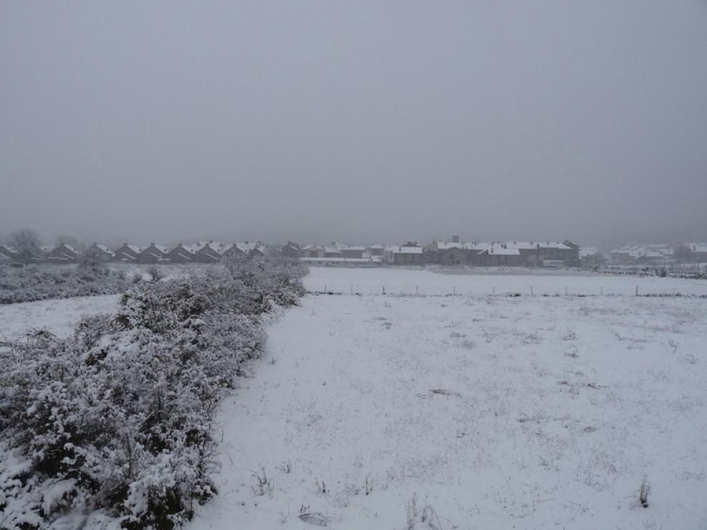La nieve cayó sobre el municipio oscense de Villanúa