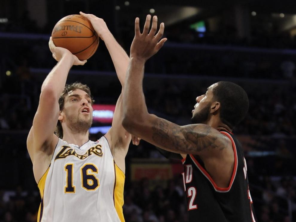 Pau Gasol intenta lanzar a canasta ante un rival