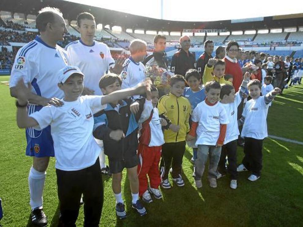 Los niños son el alma de la fiesta en el tradicional partido de veteranos que organiza Aspanoa.