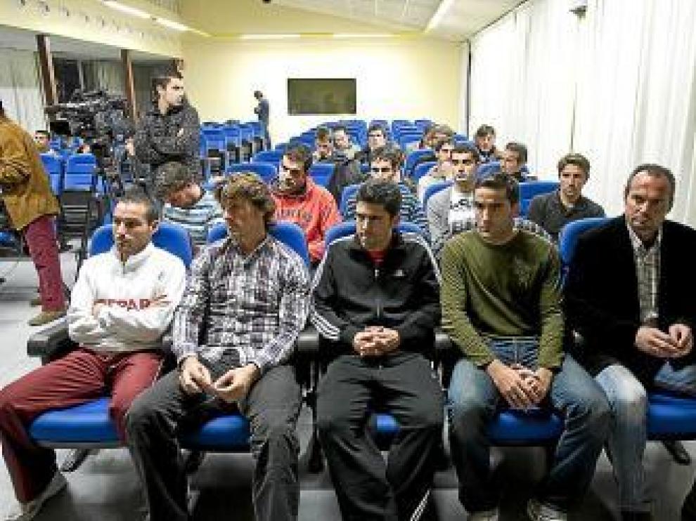 La plantilla de La Muela durante la rueda de prensa.