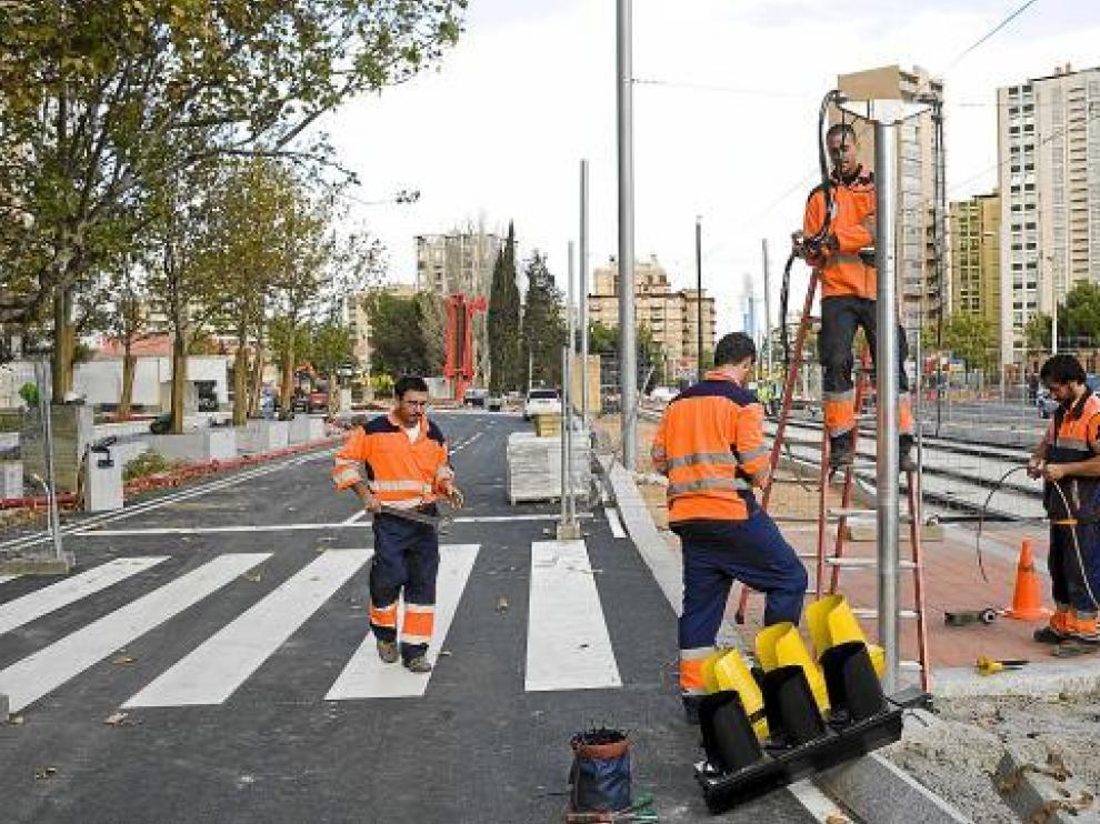 Los operarios preparan la señalización de la calzada de Vía Ibérica, recientemente renovada.