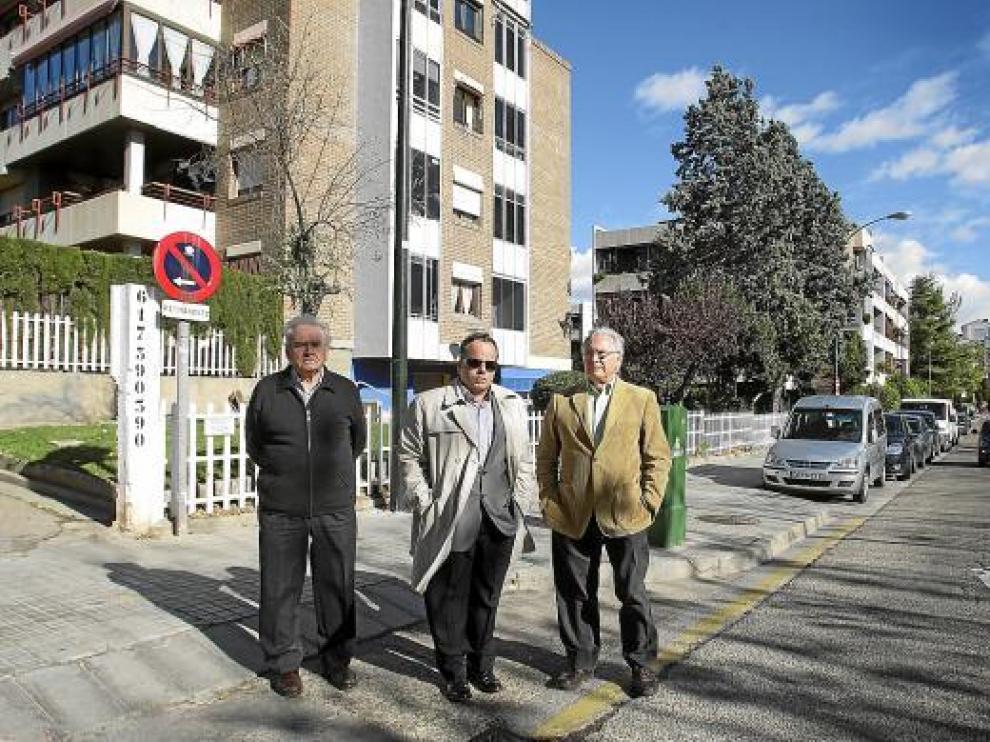 Miguel Fau, Jesús Domingo y Jesús Marín, en la calle Nuestra Señora de Los Ángeles.