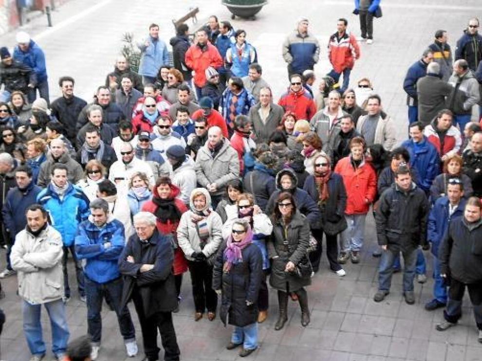Foto archivo de la concentración de los trabajadores de Lear Épila en la plaza de España de esta localidad.