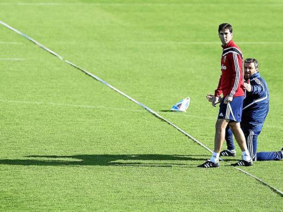 José Aurelio Gay, acompañado de Nayim, en un entrenamiento del Zaragoza.