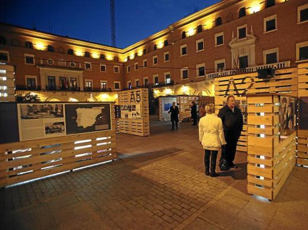 El visitante recorre la muestra entre cajas que dejan entrever reproducciones de obras de arte.