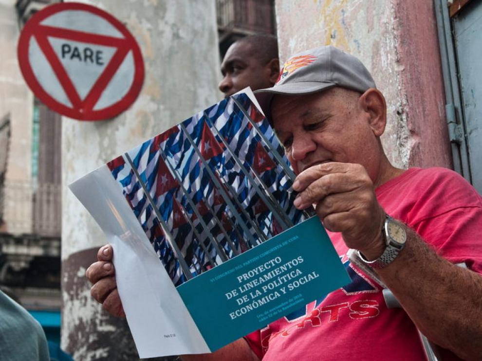 Un cubano lee la reforma planteada.
