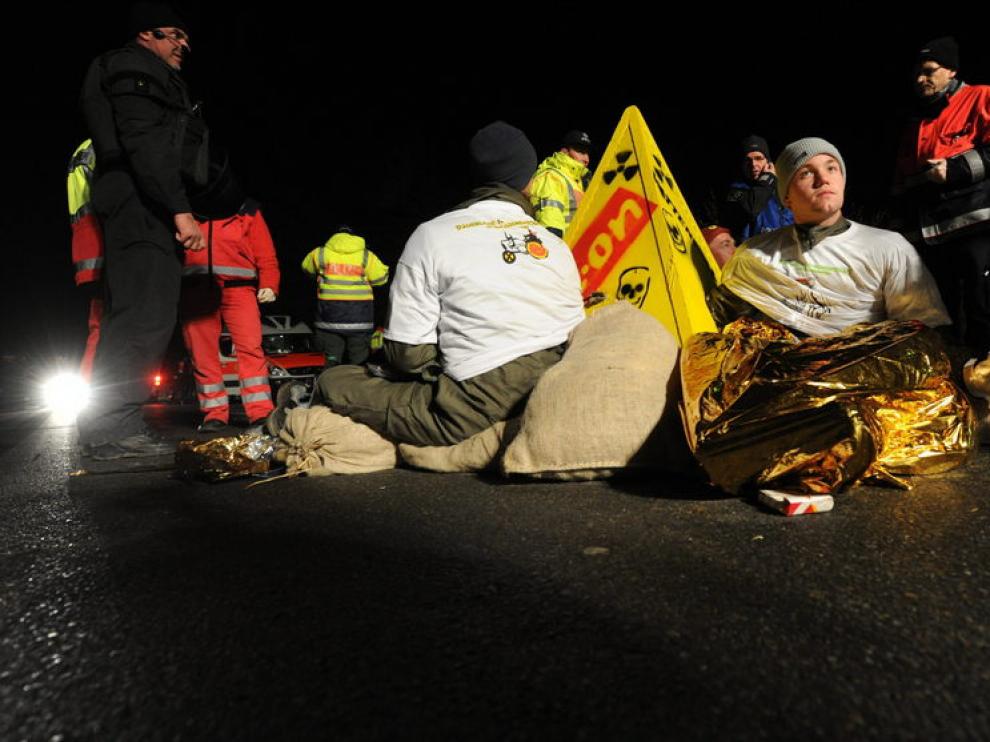 Varios manifestantes se sientan en el suelo para evitar la salida del convoy, esta madrugada