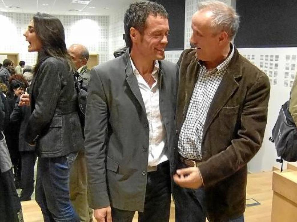 Daniel Périz (izquierda) recibe la felicitación de su predecesor en el cargo, Manuel Conte.