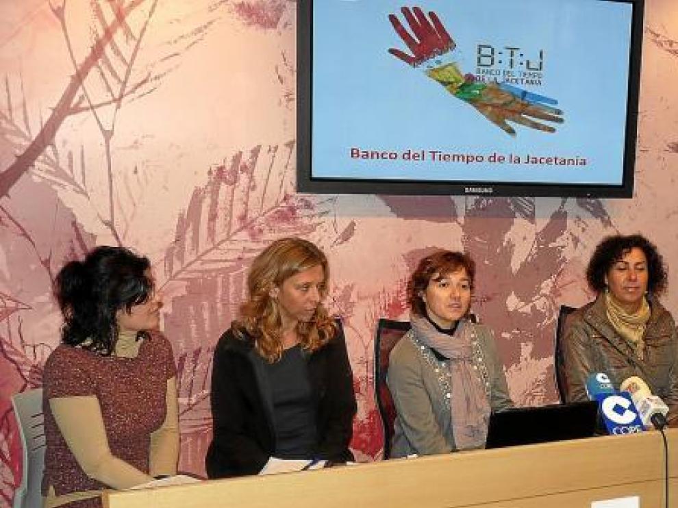 Ponce (centro) en la presentación con socias de Ademup y responsables de la Jacetania y el IAM.