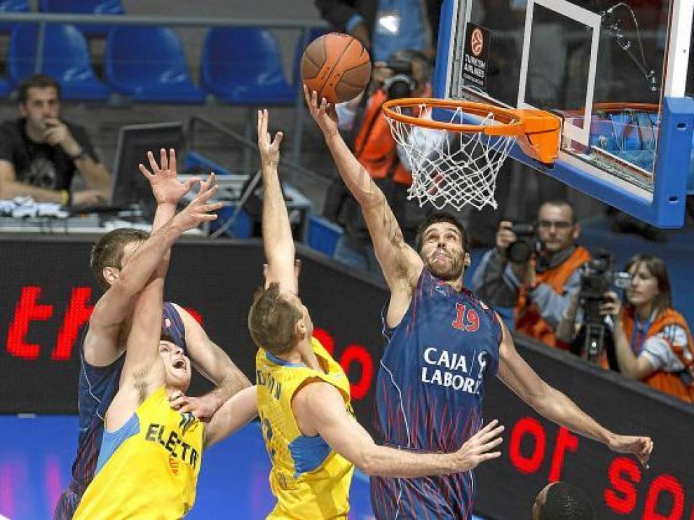 El alero Fernando San Emeterio se eleva sobre el aro rival en un encuentro de Euroliga.