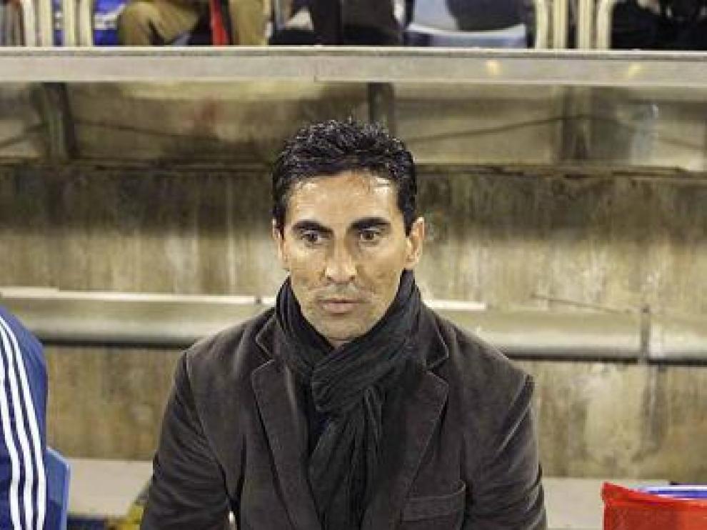 Gay, con rostro serio, en el banquillo zaragocista.