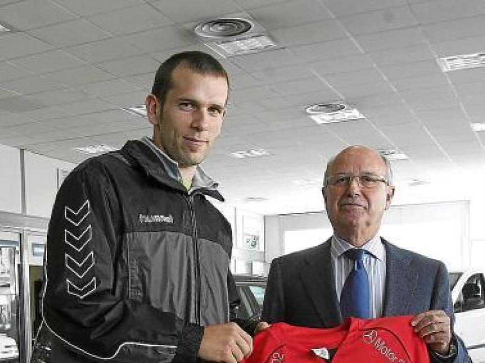 Javier Bertos, ayer, en el concesionario Motor 2002 de Huesca.
