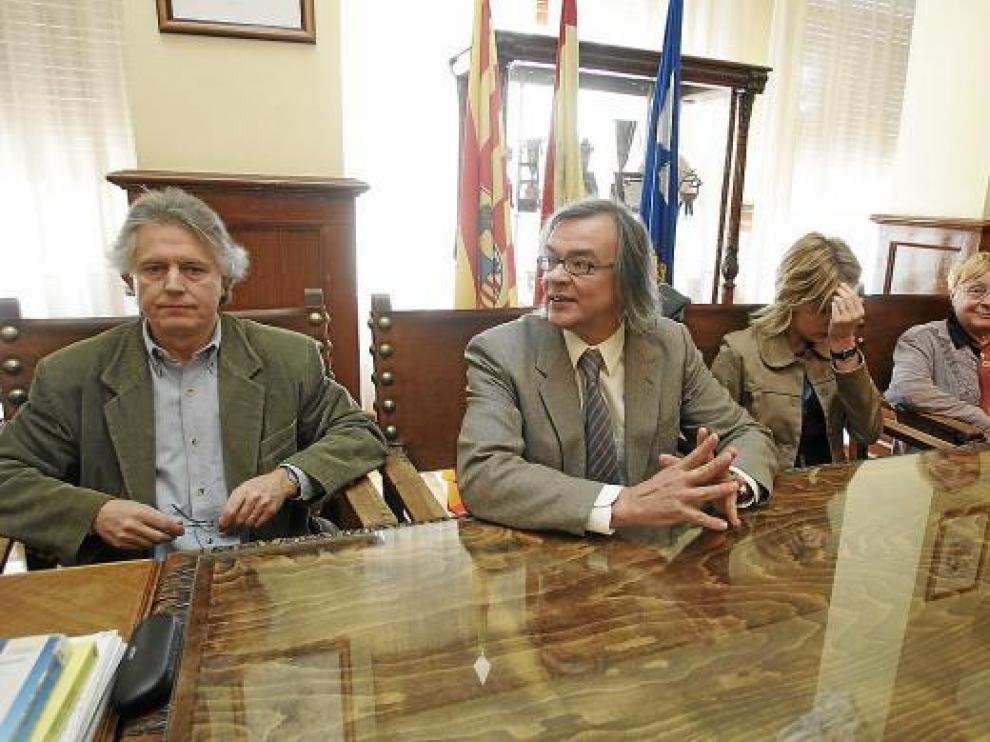 Francho Nagore junto a John Smeds en el salón de juntas de la Universidad de Huesca.