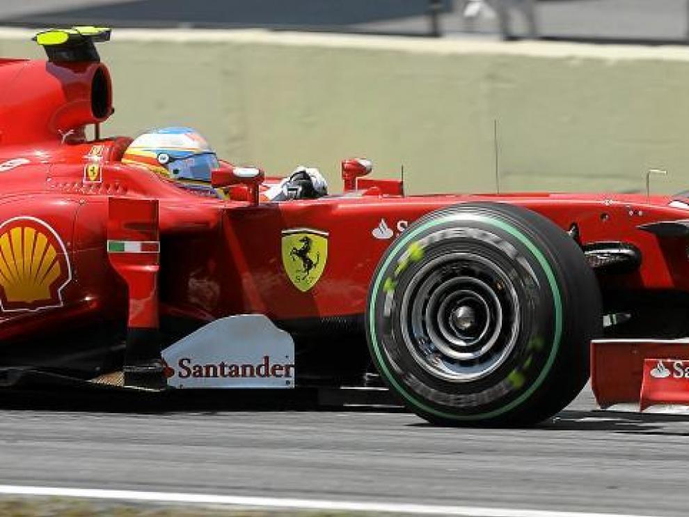 Fernando Alonso negocia un trazado de Interlagos.