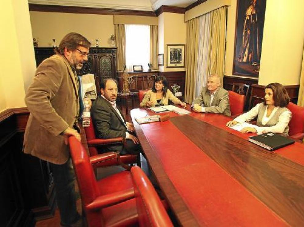 La alcaldesa accidental, Lucía Gómez -en el centro-, con los portavoces de los grupos municipales.