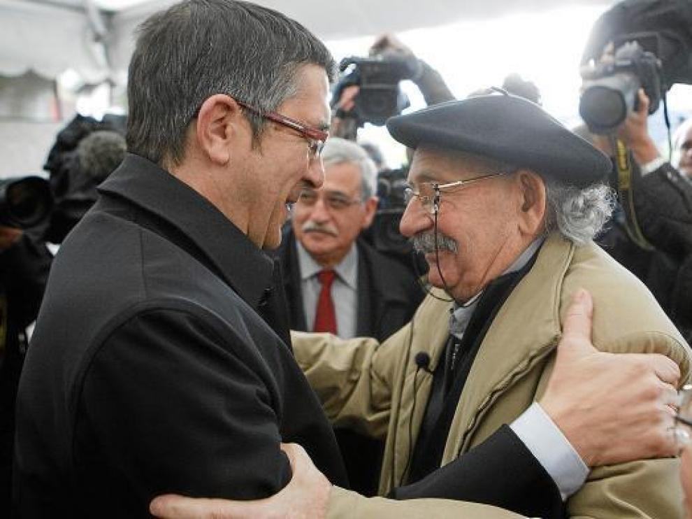 El lendakari, Patxi López, saluda al escultor Agustín Ibarrola durante el Día de la Memoria.