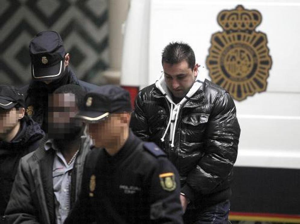 El acusado, en el centro de la imagen, a su llegada a la Audiencia de Zaragoza, el pasado lunes.