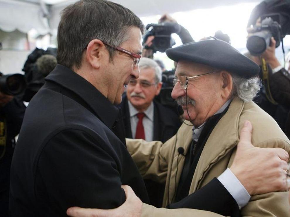 Patxi López, hoy, abrazando al autor de la escultura que rinde homenaje a las víctimas del terrorismo