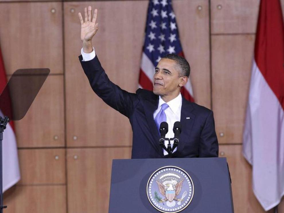 Obama saluda durante su intervención, hoy en Yakarta