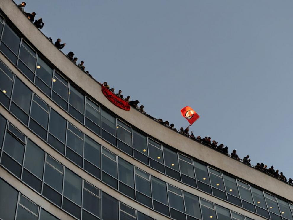 Algunos manifestantes accedieron al tejado del edificio.