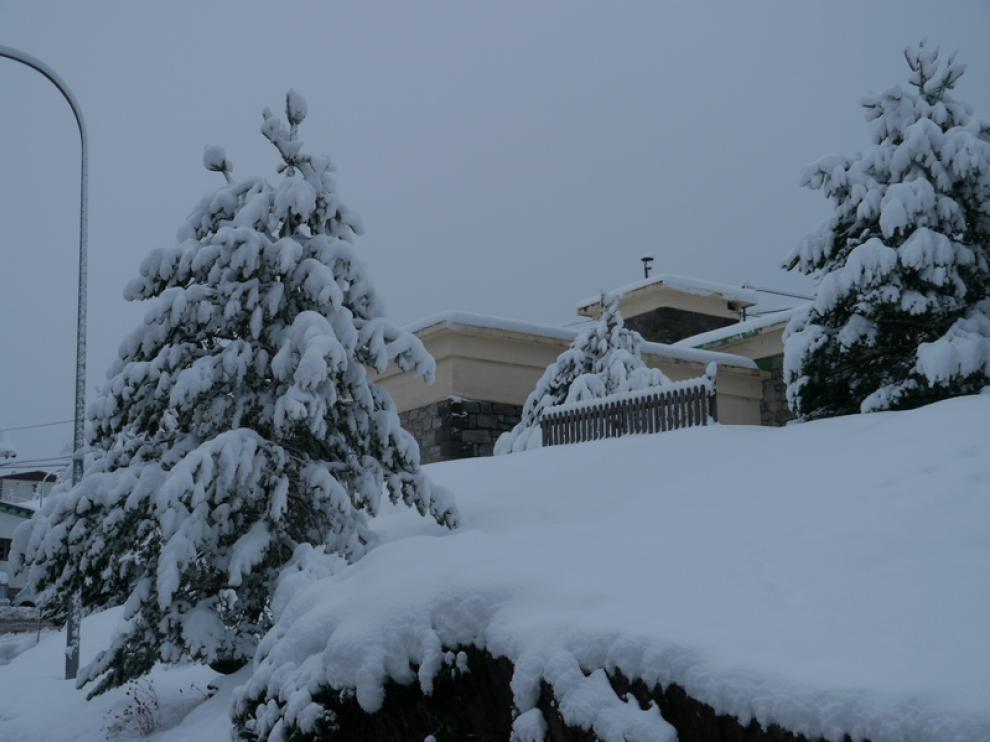 La estación de Candanchú está bañada de blanco por las abundantes nevadas, hoy a las 8.15