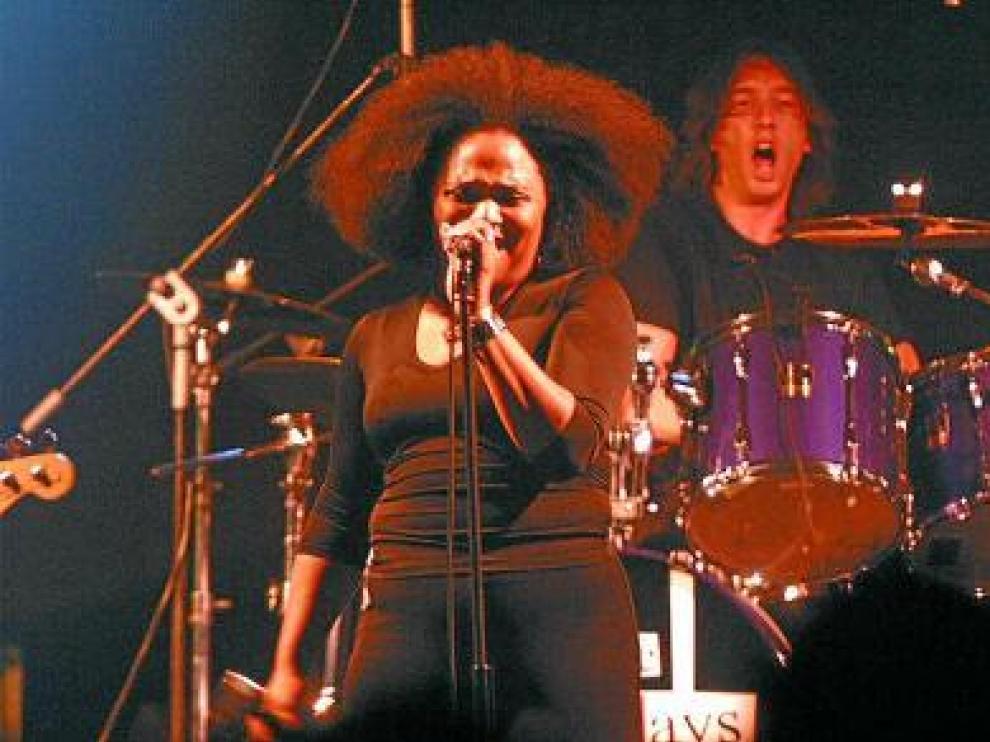 Lisa Kekaula, voz de The BellRays, en un concierto en el Jai Alai oscense en 2003.
