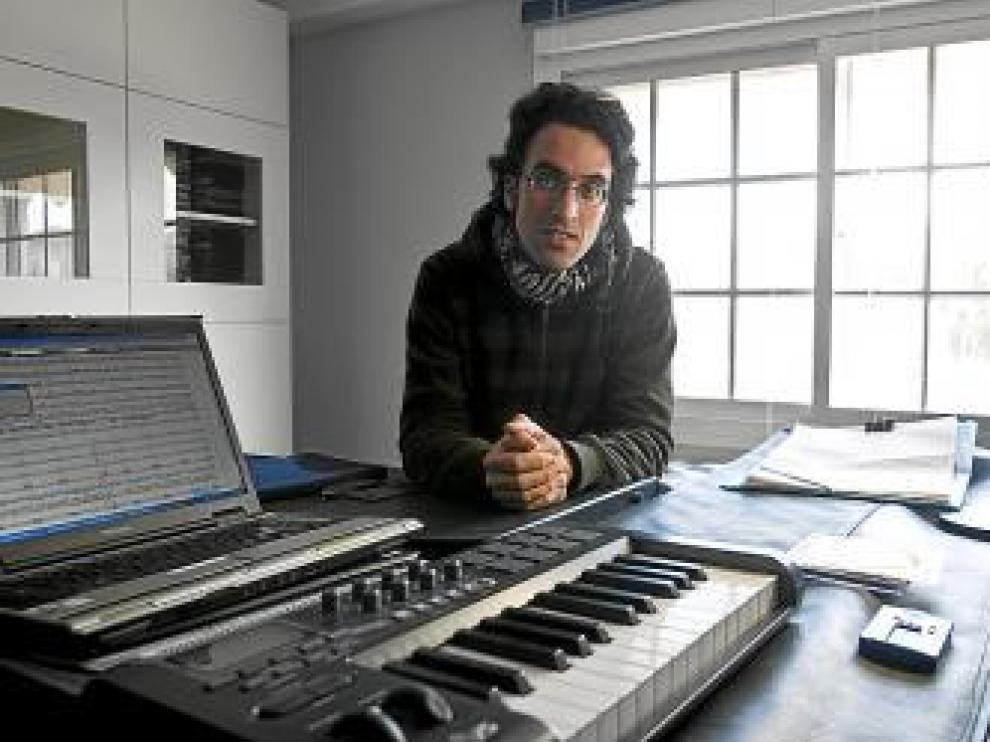 Antonio Ballestín ante el piano en el que ha ensayado.