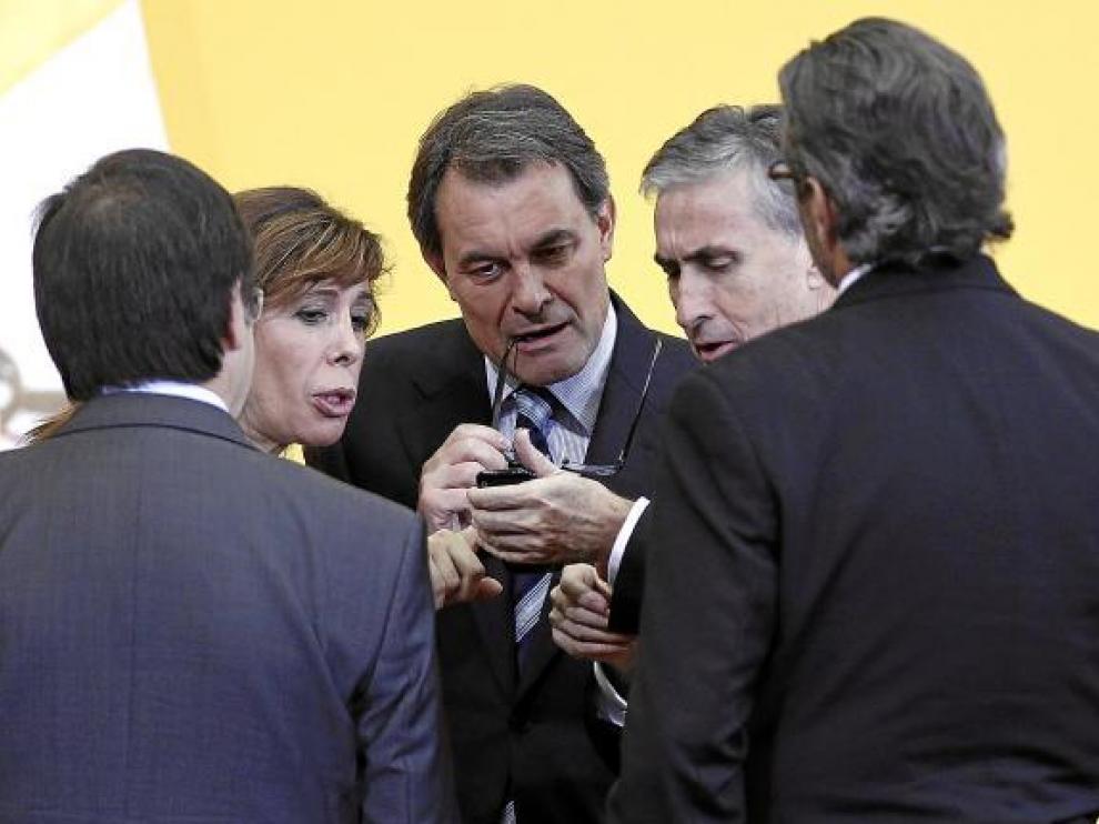 El líder de CiU, Artur Mas, el pasado domingo entre Alicia Sánchez Camacho y Ramón Jáuregui.