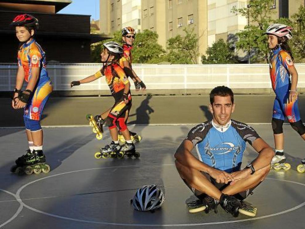 Alberto Alemán, en el patinódromo La Bozada junto con sus alumnos.