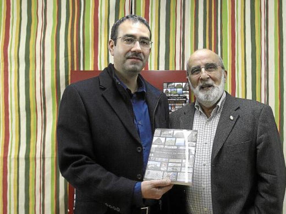 José Luis Garrido (izquierda) y Agustín Ubieto, ayer, con su libro, en la Librería Central de Zaragoza.