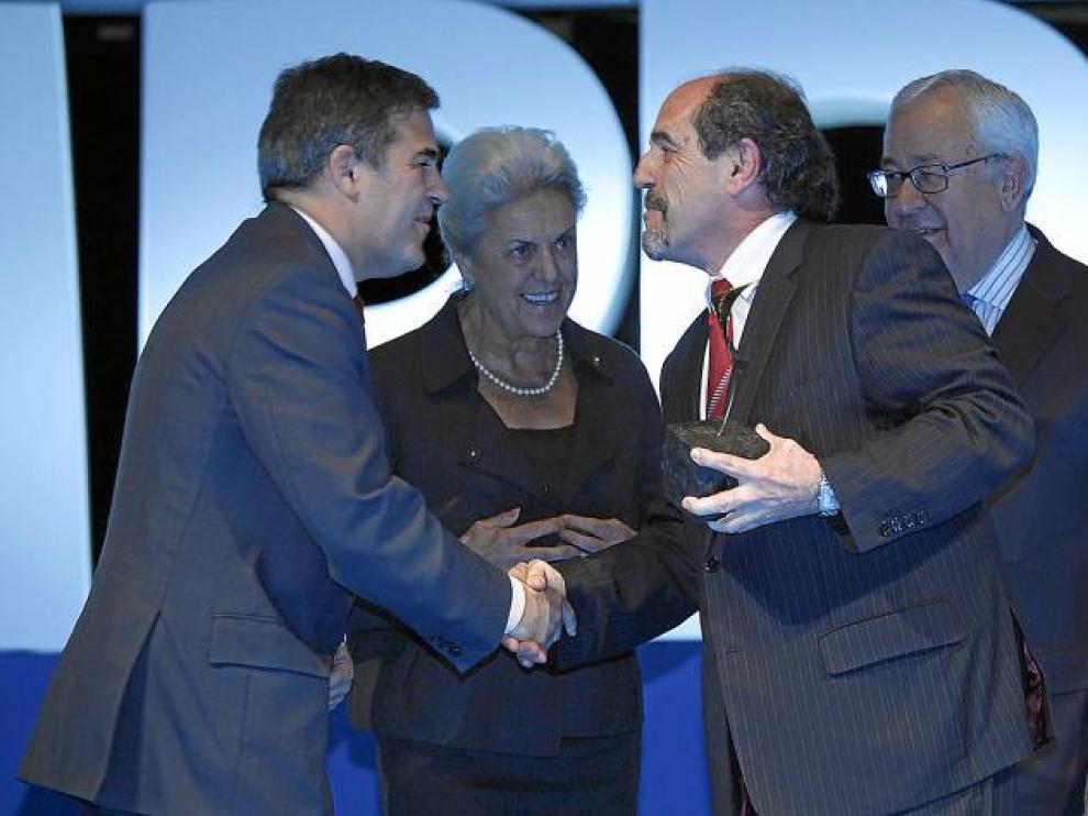 Gilbert Infantes, director de Simply, felicitado por Ramón Alejandro (Saica). Detrás, Pilar Muro, del grupo Quirón, y José Ángel Biel.