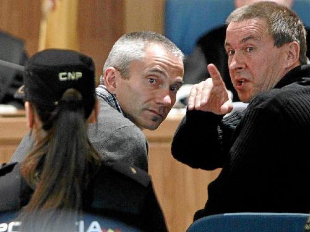 Otegi hace una indicación al dirigente abertzale Joseba Permach, ayer durante el juicio.