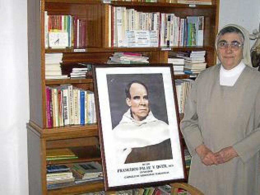 Sor Rosario, una de las carmelitas, con una imagen del padre Palau.
