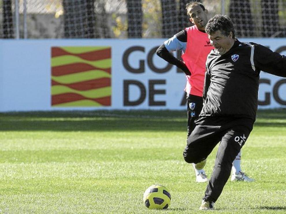 Onésimo conserva toda la clase que tenía como jugador. Se aprecia en el golpeo de balón del pasado miércoles en el IES Pirámide.