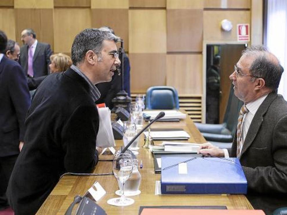El portavoz de CHA, Juan Martín, conversa con el vicealcalde, Fernando Gimeno.