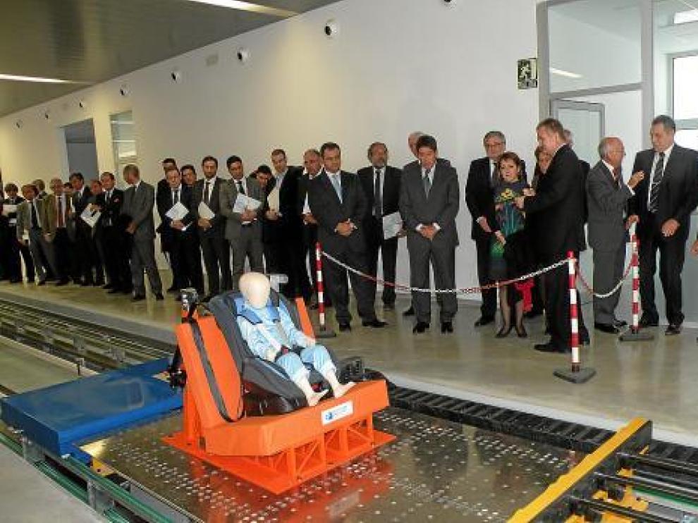 Simulación de impacto con un silla de niño, ayer, en la inauguración del Centro Zaragoza.