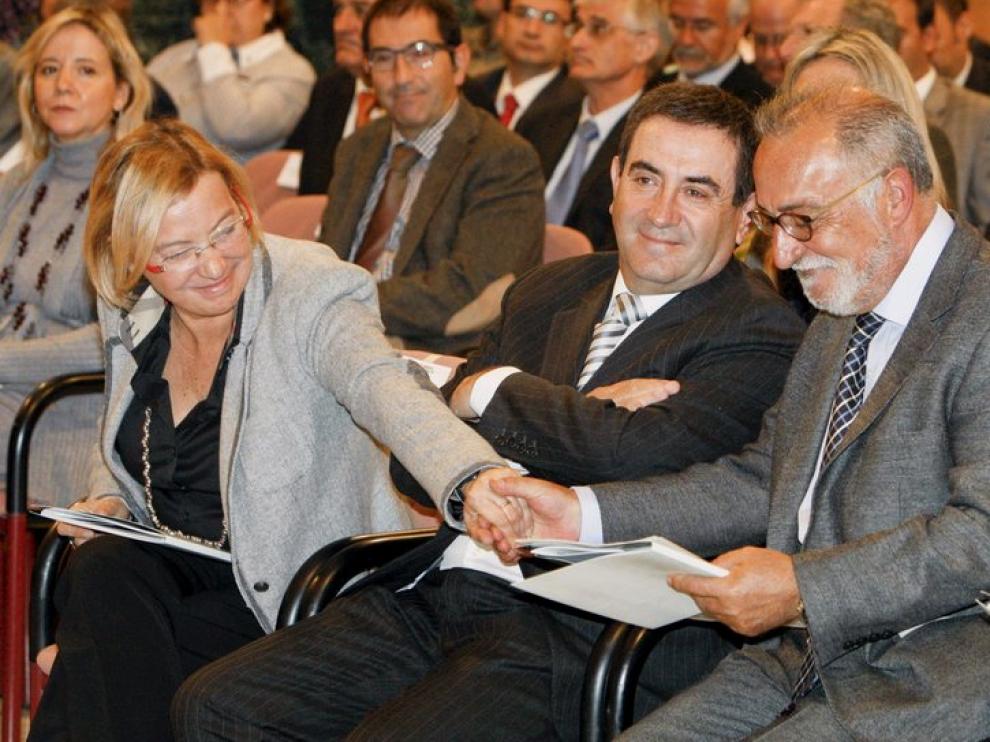 Eva Almunia felicita a Pere Navarro tras su intervención, junto a Alfonso Vicente