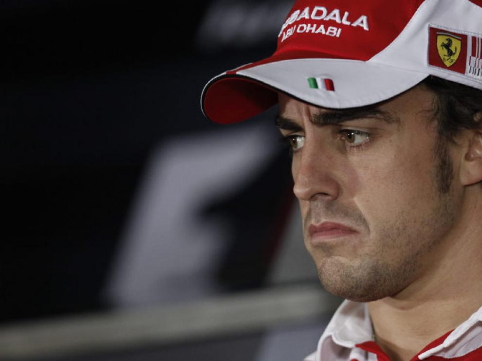 Alonso en la rueda de prensa junto a los aspirantes.