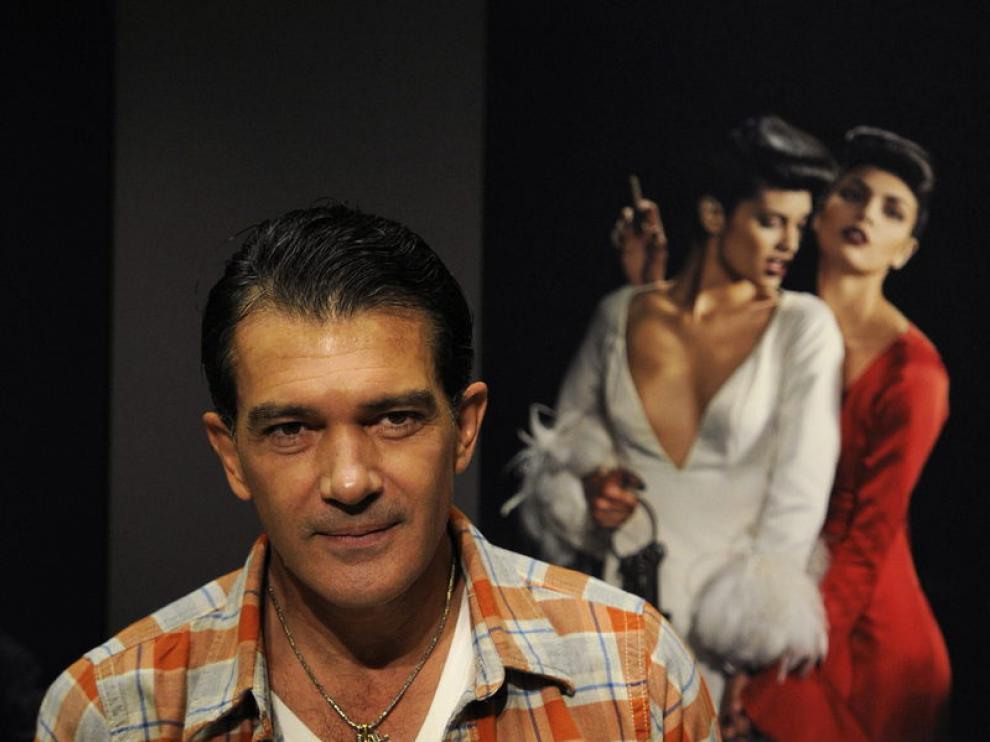 Antonio Banderas ante una de las fotografías de su exposición