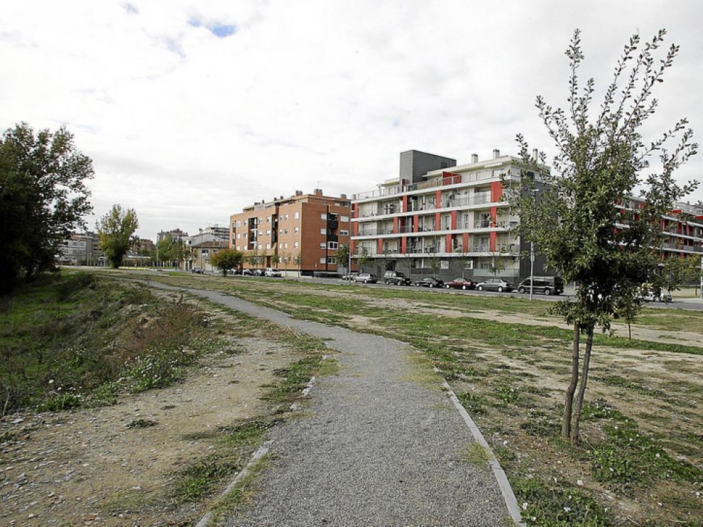 Terrenos en la calle Balsas de Chirín, junto al río Isuela, donde se crearán los huertos urbanos.