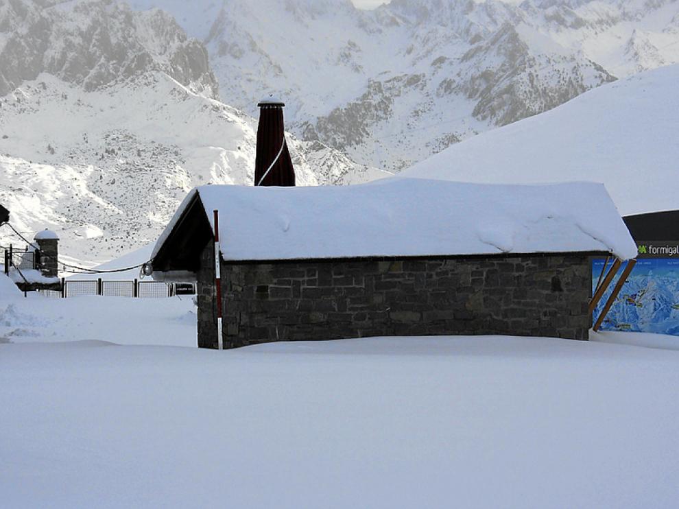 La estación de Formigal amaneció ayer con este aspecto