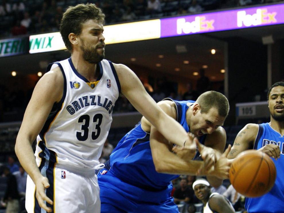 Marc Gasol lucha contra Dirk Nowitzki