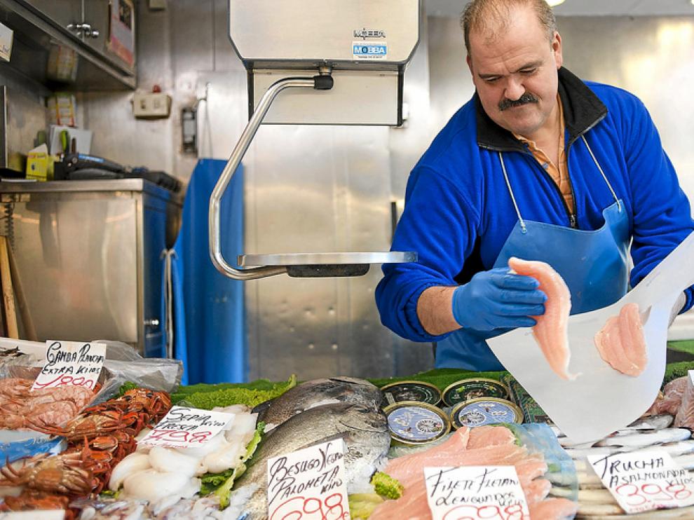 Pescados desconocidos hasta ahora, pero mucho más baratos, se asoman a los puestos de venta.