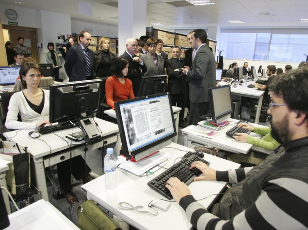 Alberto Larraz y Maria Luisa Noeno visitan el centro de digitalización de la Seguridad Social en Walqa
