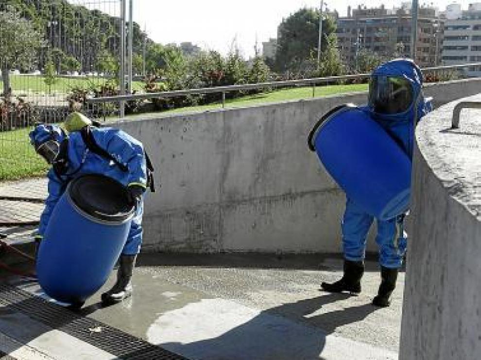 Los bomberos fueron equipados con trajes de protección química.