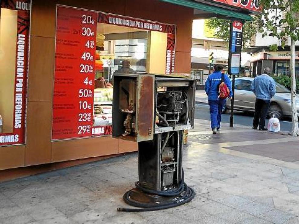 El surtidor de gasolina de la plaza de Huesca, en el barrio de las Delicias sigue sin desmantelarse.
