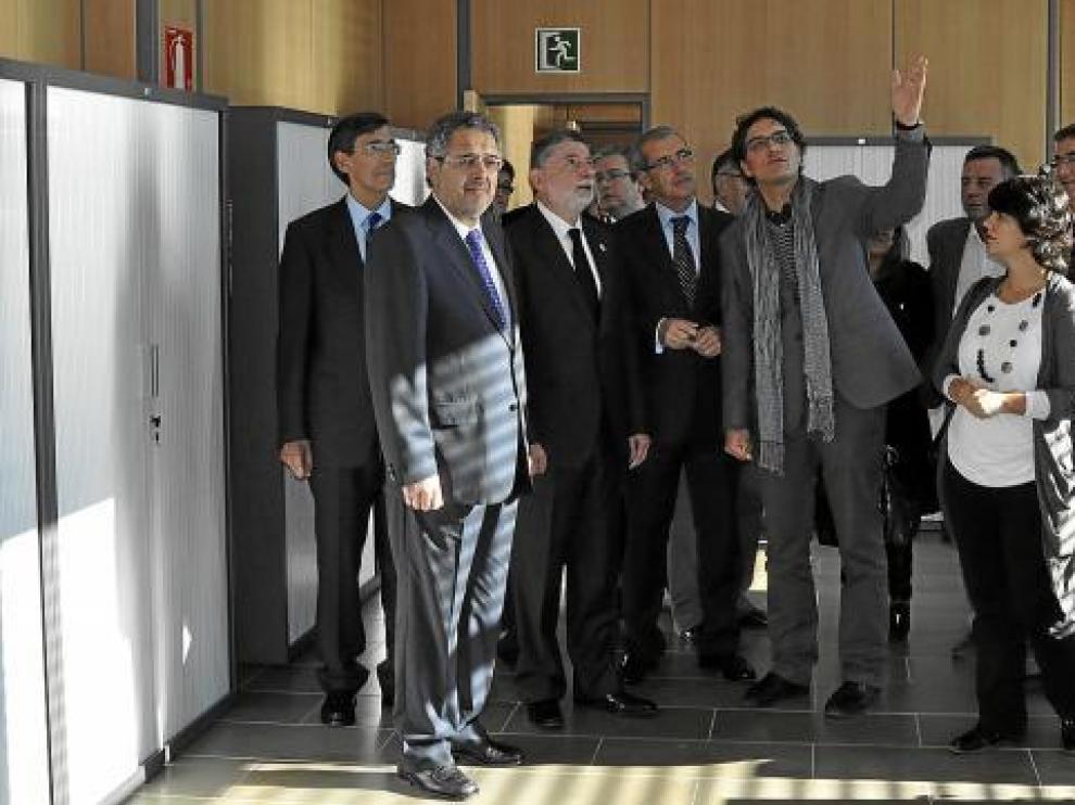 Silva y Zubiri, segundo y tercero por la izquierda, en la visita a los juzgados.