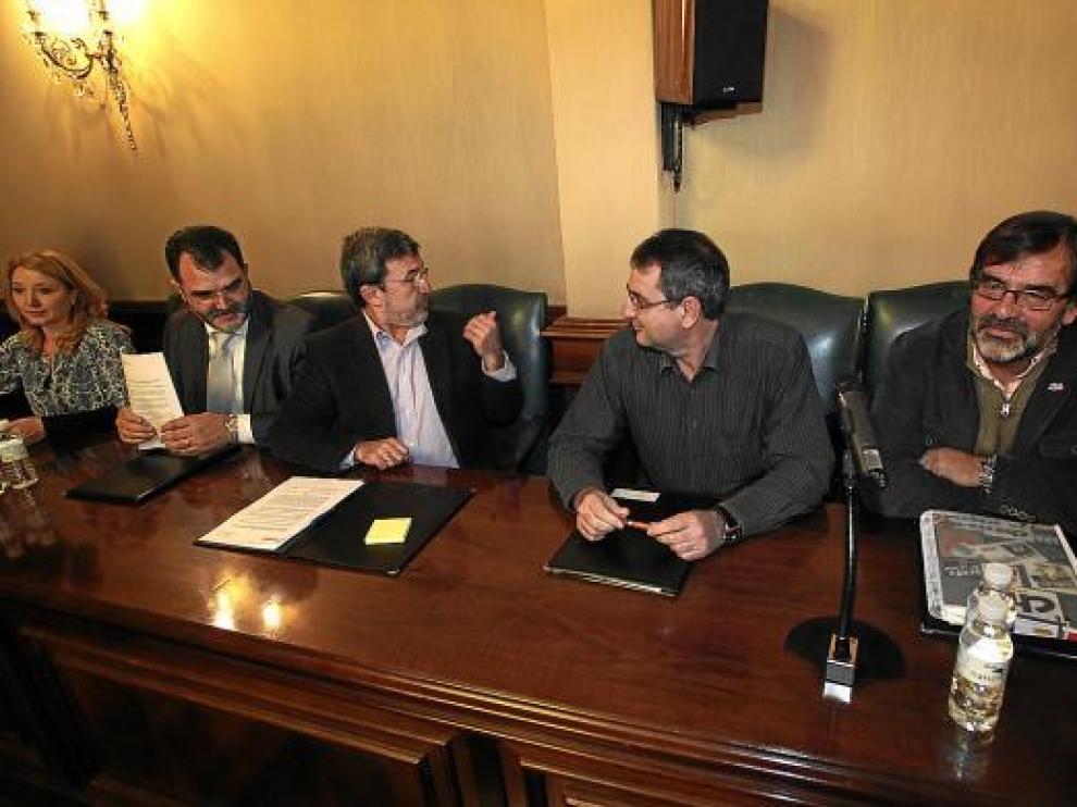 PP y CHA renuncian a intervenir en el pleno para facilitar la revisión de los tributos en 2011