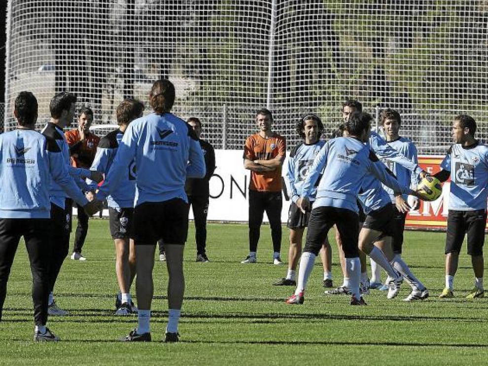 Un momento distendido del entrenamiento de ayer en el campo del IES Pirámide.