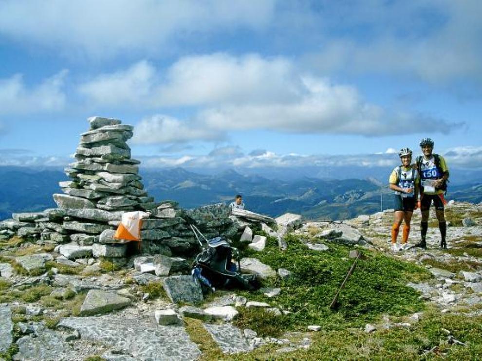 Dos miembros del Peña Guara-Oxigen en la cima de un collado durante la última prueba.